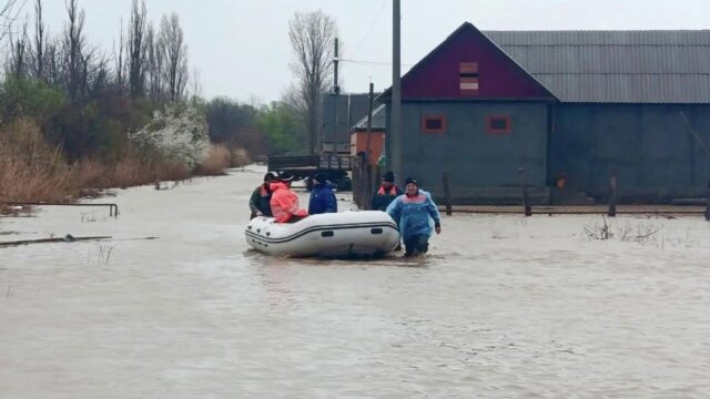 Эвакуация жителей из подтопленного района в Дагестане - РИА Новости, 1920, 05.04.2026