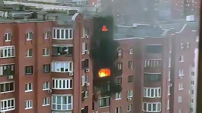Пожар в жилом доме в Уфе после попадания украинского БПЛА - РИА Новости, 1920, 02.04.2026