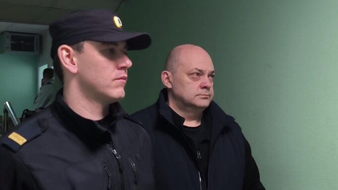 Бывший губернатор Курской области Алексей Смирнов перед началом заседания в Ленинском районном суде Курска - РИА Новости, 1920, 02.04.2026