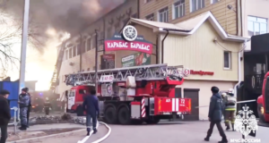 Сотрудники МЧС тушат пожар в многоэтажном здании в Улан-Удэ. Кадр видео - РИА Новости, 1920, 02.04.2026