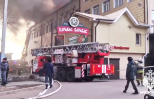 Сотрудники МЧС тушат пожар в многоэтажном здании в Улан-Удэ. Кадр видео - РИА Новости, 1920, 02.04.2026