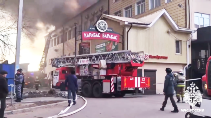 Сотрудники МЧС тушат пожар в многоэтажном здании в Улан-Удэ. Кадр видео - РИА Новости, 1920, 02.04.2026
