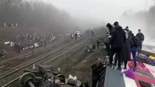 ФМБА: пострадавших ЧП с поездом доставляют в больницы Димитровграда и Ульяновска На месте схода вагонов поезда в Ульяновской области - РИА Новости, 1920, 03.04.2026