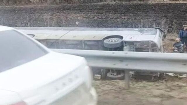 Опрокинутый автобус в Саратовской области, в котором ехали дети - РИА Новости, 1920, 03.04.2026