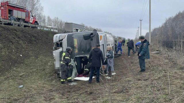 Шесть пострадавших в ДТП с автобусом в Саратовской области остаются в больницах На месте ДТП с участием автобуса, перевозившего детей, в Саратовской области - РИА Новости, 1920, 04.04.2026