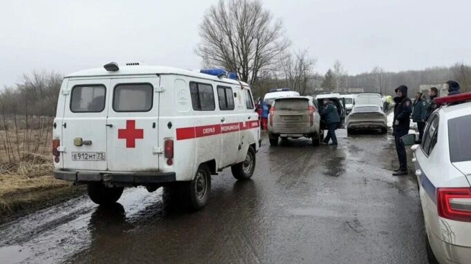 В Ульяновской области госпитализировали проводника сошедшего с рельсов поезда Автомобили скорой помощи на месте схода семи вагонов пассажирского поезда №302 Челябинск-Москва - РИА Новости, 1920, 03.04.2026
