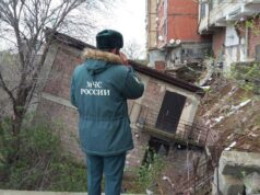 СК: причиной обрушения дома в Махачкале могло стать размывание фундамента Сотрудник МЧС на месте обрушения здания в Махачкале - РИА Новости, 1920, 05.04.2026