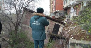 СК: причиной обрушения дома в Махачкале могло стать размывание фундамента Сотрудник МЧС на месте обрушения здания в Махачкале - РИА Новости, 1920, 05.04.2026