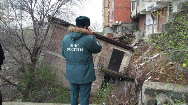 СК: причиной обрушения дома в Махачкале могло стать размывание фундамента Сотрудник МЧС на месте обрушения здания в Махачкале - РИА Новости, 1920, 05.04.2026