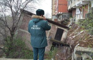 В Махачкале эвакуировали 300 человек из 4 многоэтажек из-за угрозы обрушения Сотрудник МЧС на месте обрушения здания в Махачкале - РИА Новости, 1920, 05.04.2026