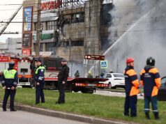 Сотрудники МЧС РФ и дорожно-постовой службы на месте пожара в торговом центре Гиант в Калининград - РИА Новости, 1920, 05.04.2026