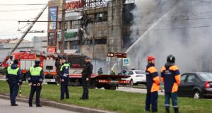 Сотрудники МЧС РФ и дорожно-постовой службы на месте пожара в торговом центре Гиант в Калининград - РИА Новости, 1920, 05.04.2026