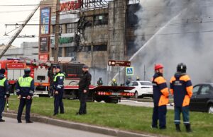 Сотрудники МЧС РФ и дорожно-постовой службы на месте пожара в торговом центре Гиант в Калининграде - РИА Новости, 1920, 05.04.2026