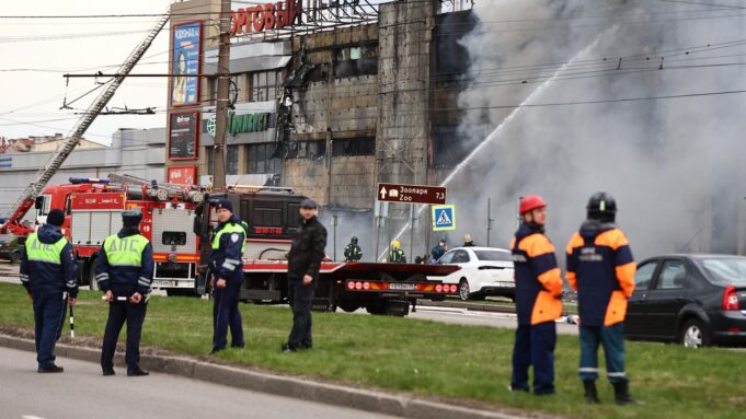 Сотрудники МЧС РФ и дорожно-постовой службы на месте пожара в торговом центре Гиант в Калининград - РИА Новости, 1920, 05.04.2026