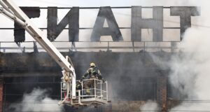 Сотрудники противопожарной службы МЧС РФ на месте пожара в торговом центре Гиант в Калининграде - РИА Новости, 1920, 05.04.2026