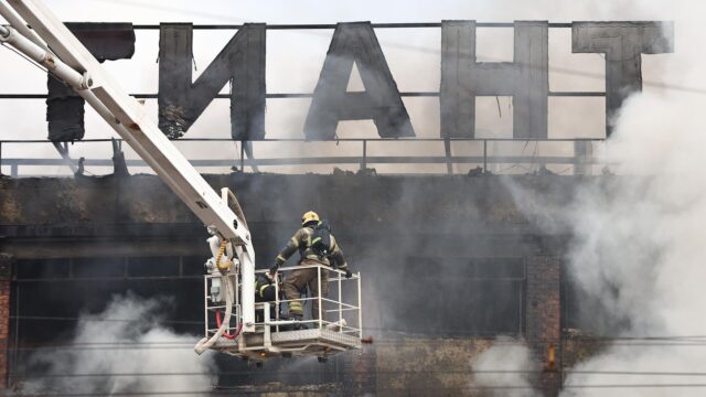 Сотрудники противопожарной службы МЧС РФ на месте пожара в торговом центре Гиант в Калининграде - РИА Новости, 1920, 05.04.2026