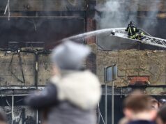 В Калининграде при пожаре в ТЦ пострадали четыре человека, из них двое пожарных Сотрудники противопожарной службы МЧС РФ на месте пожара в торговом центре Гиант в Калининграде - РИА Новости, 1920, 05.04.2026