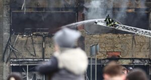 Сотрудники противопожарной службы МЧС РФ на месте пожара в торговом центре Гиант в Калининграде - РИА Новости, 1920, 05.04.2026