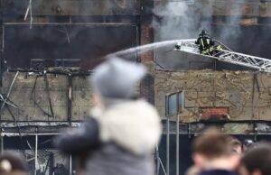 Сотрудники противопожарной службы МЧС РФ на месте пожара в торговом центре Гиант в Калининграде - РИА Новости, 1920, 05.04.2026