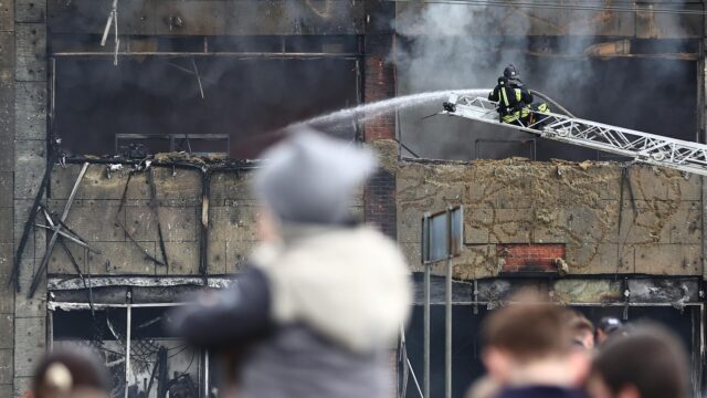 В Калининграде при пожаре в ТЦ пострадали четыре человека, из них двое пожарных Сотрудники противопожарной службы МЧС РФ на месте пожара в торговом центре Гиант в Калининграде - РИА Новости, 1920, 05.04.2026