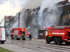 Сотрудники противопожарной службы МЧС РФ на месте пожара в торговом центре Гиант в Калининграде - РИА Новости, 1920, 05.04.2026