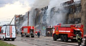 Сотрудники противопожарной службы МЧС РФ на месте пожара в торговом центре Гиант в Калининграде - РИА Новости, 1920, 05.04.2026