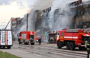 Сотрудники противопожарной службы МЧС РФ на месте пожара в торговом центре Гиант в Калининграде - РИА Новости, 1920, 05.04.2026