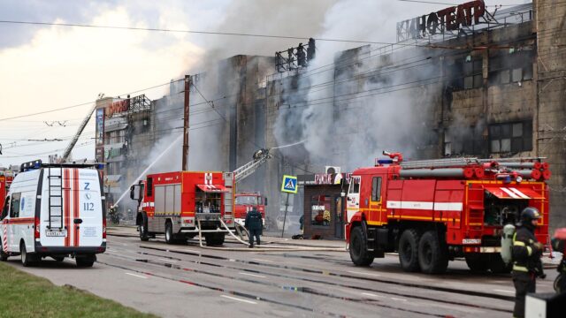 Беспрозванных: порывы ветра увеличили очаги возгорания в ТЦ в Калининграде Сотрудники противопожарной службы МЧС РФ на месте пожара в торговом центре Гиант в Калининграде - РИА Новости, 1920, 05.04.2026