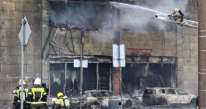 Сотрудники противопожарной службы МЧС РФ на месте пожара в торговом центре Гиант в Калининграде - РИА Новости, 1920, 05.04.2026