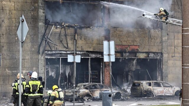 Сотрудники противопожарной службы МЧС РФ на месте пожара в торговом центре Гиант в Калининграде - РИА Новости, 1920, 05.04.2026