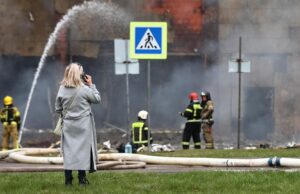 Тушение пожара в торговом центре Гиант в Калининграде - РИА Новости, 1920, 06.04.2026