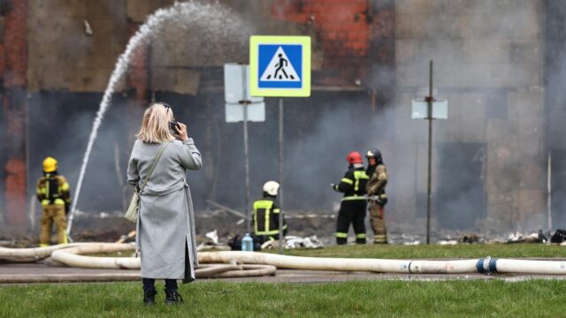 МЧС: пожар в торговом центре в Калининграде полностью потушен Тушение пожара в торговом центре Гиант в Калининграде - РИА Новости, 1920, 06.04.2026