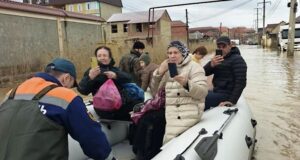 Спасатели эвакуируют людей из жилых домов в подтопленных районах Махачкалы - РИА Новости, 1920, 06.04.2026