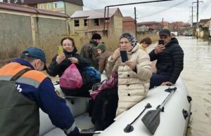 Спасатели эвакуируют людей из жилых домов в подтопленных районах Махачкалы - РИА Новости, 1920, 06.04.2026