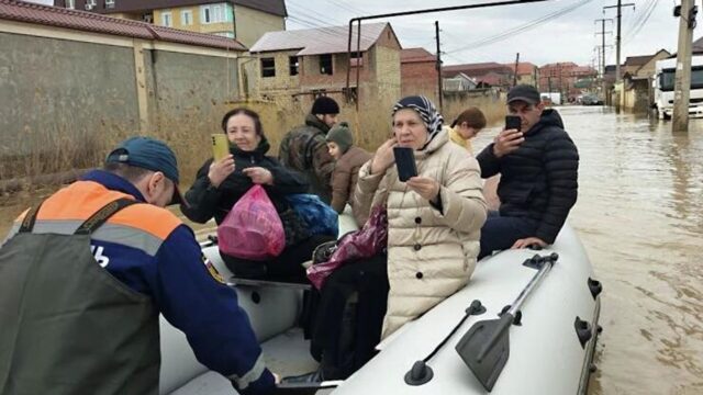 В Махачкале из подтопленных домов эвакуировали 758 человек, включая 225 детей Спасатели эвакуируют людей из жилых домов в подтопленных районах Махачкалы - РИА Новости, 1920, 06.04.2026