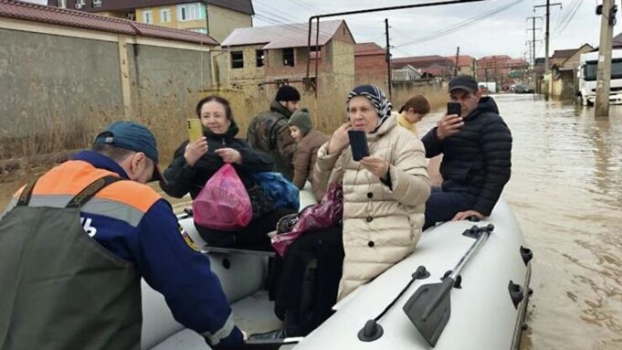 Спасатели эвакуируют людей из жилых домов в подтопленных районах Махачкалы - РИА Новости, 1920, 06.04.2026