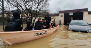 Спасатели эвакуируют людей из подтопленных жилых домов на улице Махачкалинская в Дербенте