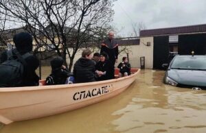 Реки вместо улиц: последствия наводнения в Дагестане Спасатели эвакуируют людей из подтопленных жилых домов на улице Махачкалинская в Дербенте