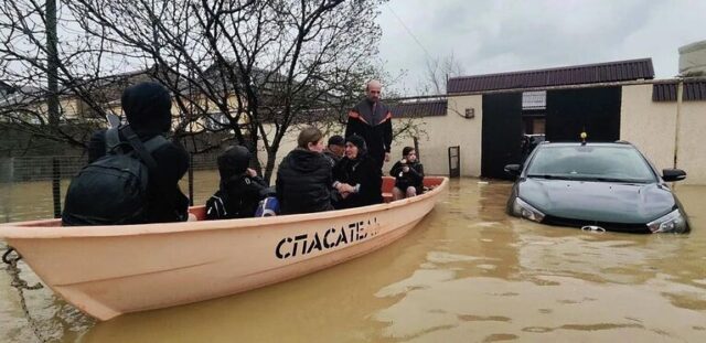 Реки вместо улиц: последствия наводнения в Дагестане Спасатели эвакуируют людей из подтопленных жилых домов на улице Махачкалинская в Дербенте