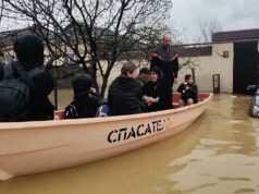 Спасатели эвакуируют людей из подтопленных жилых домов на улице Махачкалинская в Дербенте - РИА Новости, 1920, 06.04.2026