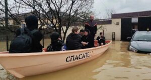 Спасатели эвакуируют людей из подтопленных жилых домов на улице Махачкалинская в Дербенте - РИА Новости, 1920, 06.04.2026