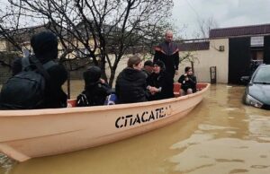 РСО: студенты присоединились к ликвидации последствий паводка в Дагестане Спасатели эвакуируют людей из подтопленных жилых домов на улице Махачкалинская в Дербенте - РИА Новости, 1920, 06.04.2026