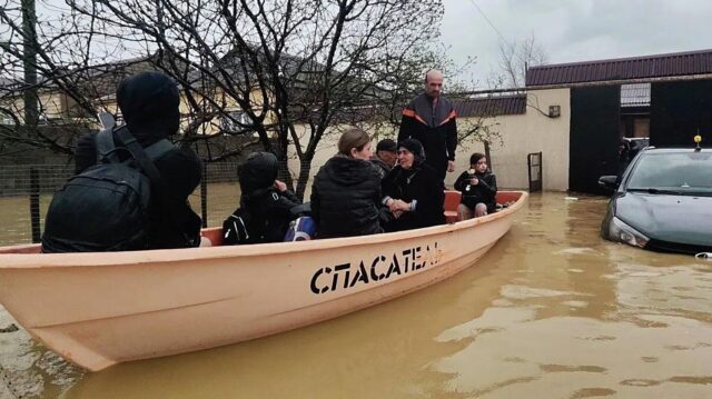 РСО: студенты присоединились к ликвидации последствий паводка в Дагестане Спасатели эвакуируют людей из подтопленных жилых домов на улице Махачкалинская в Дербенте - РИА Новости, 1920, 06.04.2026