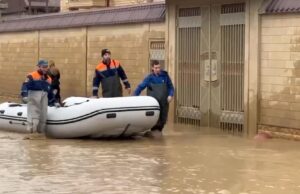 Сотрудники МЧС работают на месте подтоплений в Махачкале - РИА Новости, 1920, 06.04.2026