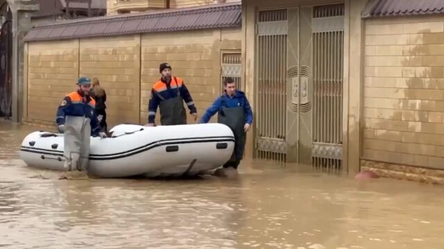 Билайн продлит бесплатный интернет и безлимитные звонки в Дагестане на 7 дней Сотрудники МЧС работают на месте подтоплений в Махачкале - РИА Новости, 1920, 06.04.2026