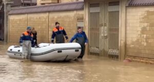 Сотрудники МЧС работают на месте подтоплений в Махачкале - РИА Новости, 1920, 07.04.2026