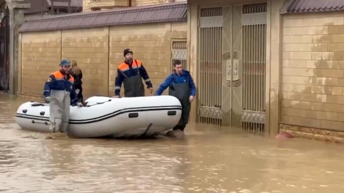 Сотрудники МЧС работают на месте подтоплений в Махачкале - РИА Новости, 1920, 07.04.2026