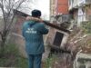 Сотрудник МЧС работает на месте обрушения жилого дома на улице Айвазовского в Махачкале - РИА Новости, 1920, 06.04.2026