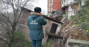 Сотрудник МЧС работает на месте обрушения жилого дома на улице Айвазовского в Махачкале - РИА Новости, 1920, 06.04.2026