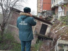 Более 600 человек были эвакуированы в воскресенье в Махачкале Сотрудник МЧС работает на месте обрушения жилого дома на улице Айвазовского в Махачкале - РИА Новости, 1920, 06.04.2026